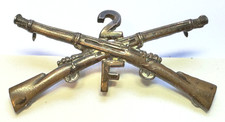VINTAGE U.S ARMY - 2nd INFANTRY - CROSSED MUSKETS/RIFLES - 2" - SCREW BACK