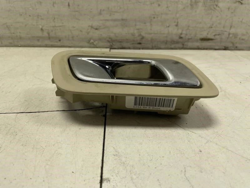 2015 福特 TAURUS SE 后方右乘客侧室内门把手 原始设备制造商 + — 第 2/4 张图片