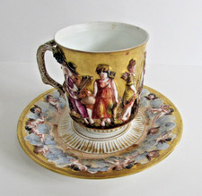 Antica tazza e piattino Cupido Cherubino Altorilievo Capodimonte Italia