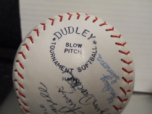 VINTAGE SIGNED BY UNKNOWN TEAM - DUDLEY SPORTS - SOFTBALL IN ORIGINAL BOX - Picture 7 of 18