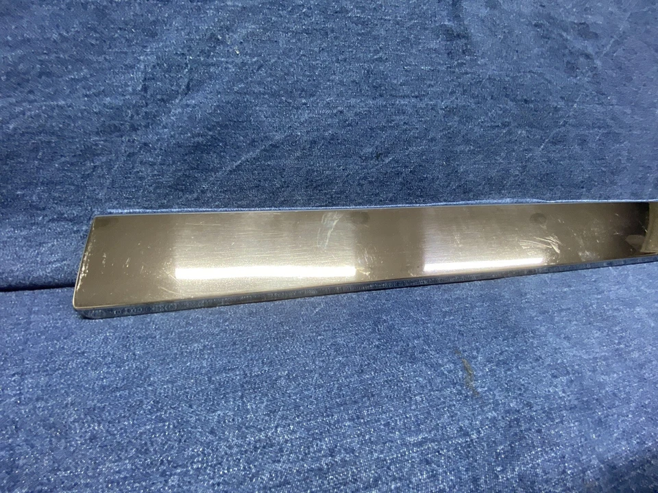 1990 1991 1992 Cadillac Fleetwood Brougham porta traseira direita acabamento inferior de aço inoxidável - Imagem 3 de 4