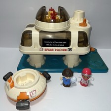 Vintage 1984 Playworld Toys LIL Playmates Space Station W 2 Little People  Ship