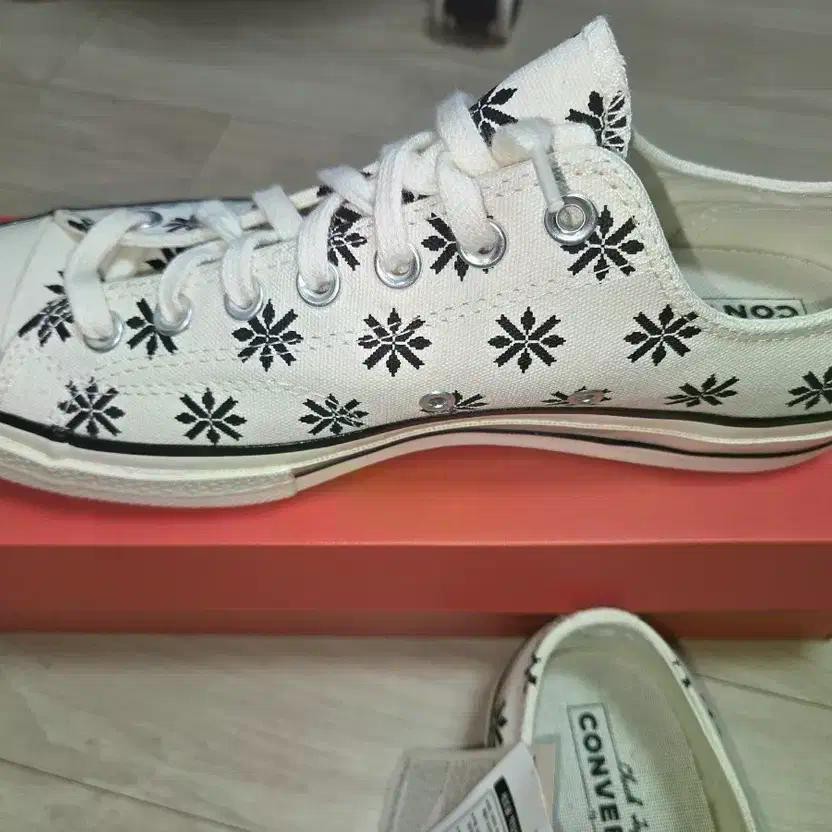 Converse Chuck Taylor Low Top Shoes 275 Black Snowflake New thumbnail 3