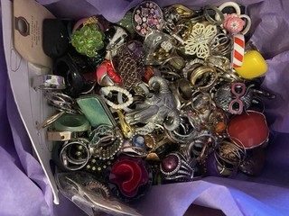 Lote 22 Aproximadamente 300 anillos Todos los tipos 3 libras