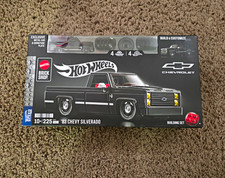 Hot Wheels Brick Shop 1:32 1983 Chevy Silvera...
