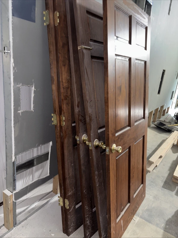 Cinco puertas de madera maciza de núcleo macizo de 6 paneles (3’ x 6’8”) Foto 2 de 3