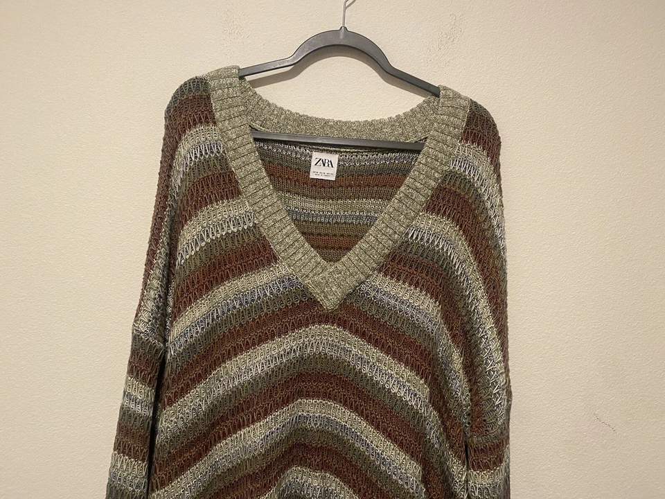 Suéter Zara Hombre Mezcla Lana Gran Tamaño Verde Borgoña Rayas Cuello en V Para Hombre Mediano Foto 2 de 4