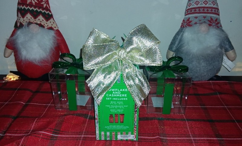 BATH & BODY WORKS "CASHMERE SNOWFLAKES!" 3 PIECE GIFT SET WITH HANDMADE BOW