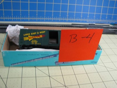 HO ATHEARN BLUE BOX T.P.&W BOX CAR  (B-4) DARK GREEN W/ROCKET