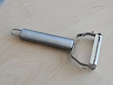 Ultra Sharp Stainless Steel 2 in 1 Julienne Vegetable / Fruit Peeler