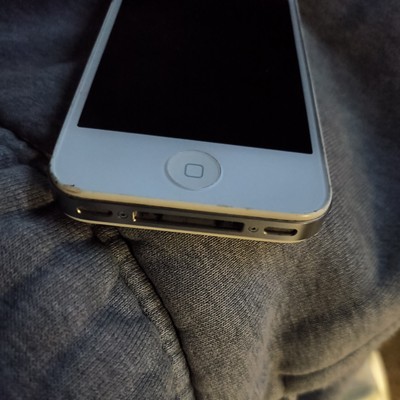Apple iPhone 4 ホワイト 本体 Apple iPhone 4 - 8GB - White (Verizon) Cell Phone (Page Plus) r