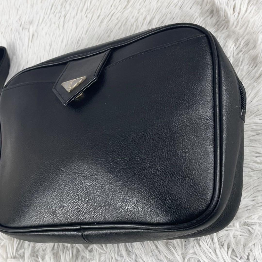 Pochette Yves Saint Laurent in pelle con piastra triangolare ottime condizioni