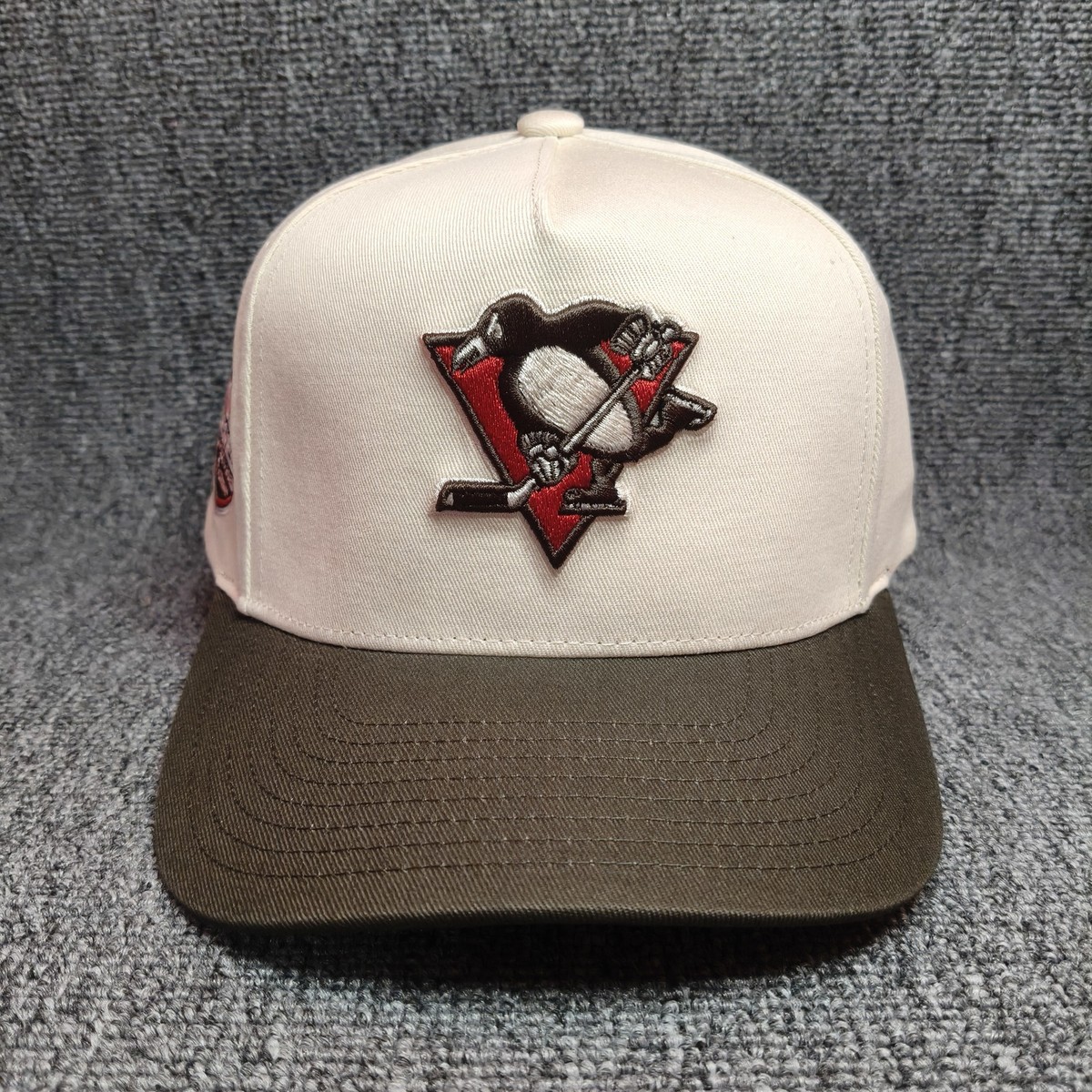 Mitchell & Ness Pittsburgh Penguins NHL Global Series Snapback White Olive