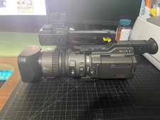 Sony DSR-PD150 MiniDV Camcorder 3CCD W/battery charger Tested fully functional