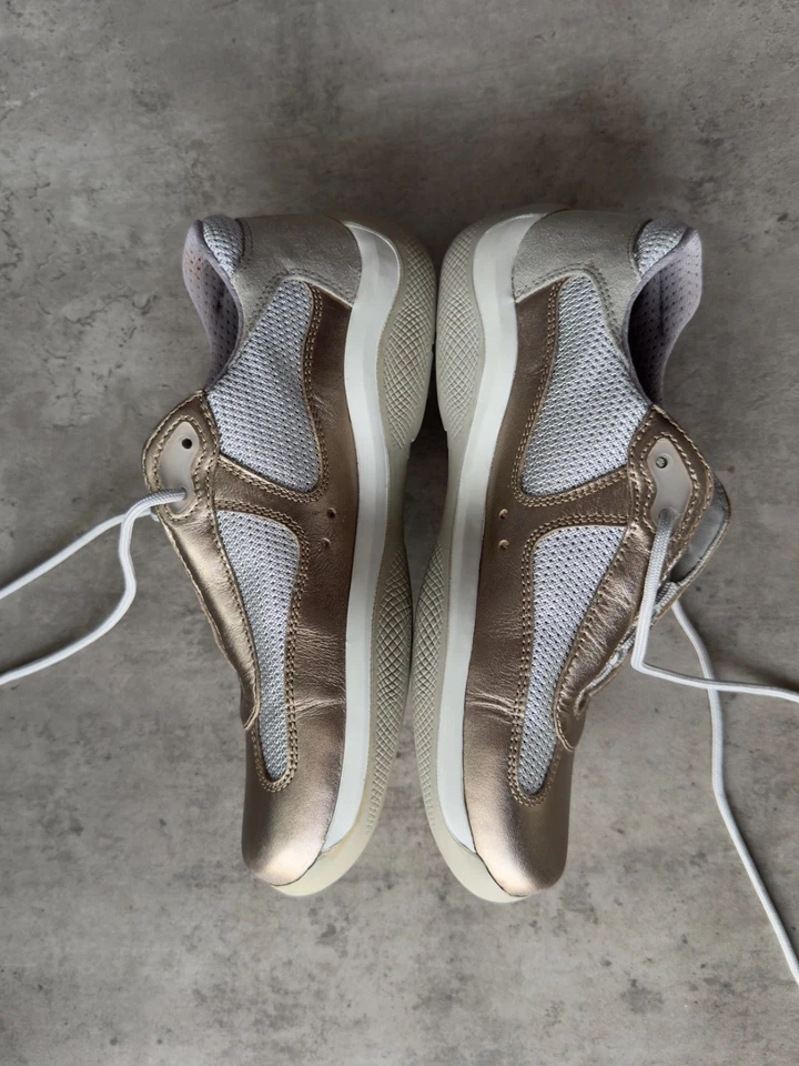 AUTÉNTICAS Zapatillas bajas Prada America’s Cup ‘Dorado Plata’ para mujer US6,5 Foto 4 de 4