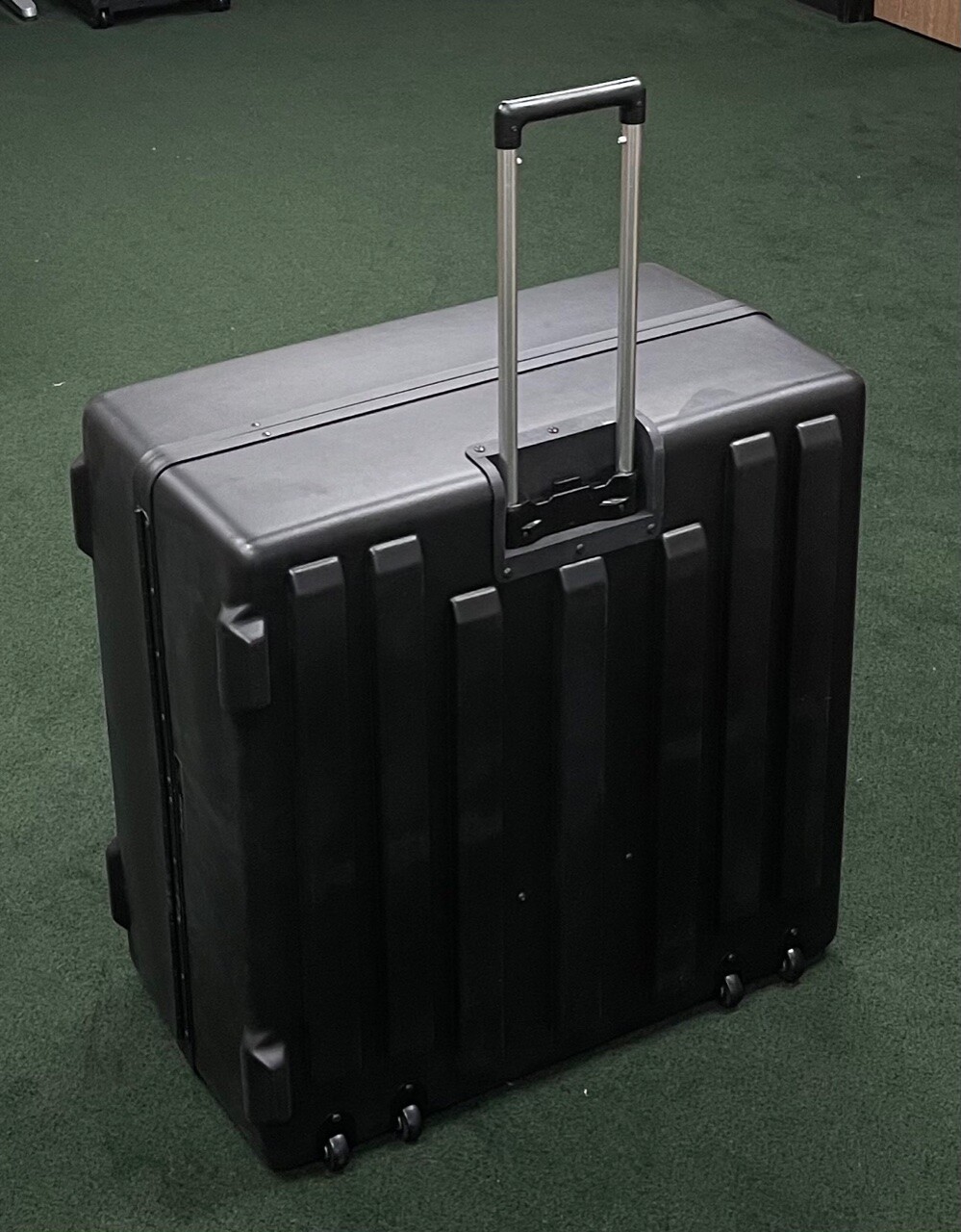 Parker Deluxe Wheeled Case 31 1/2 x 31 1/2 x 17 1/2 w/Foam Lightweight NEW