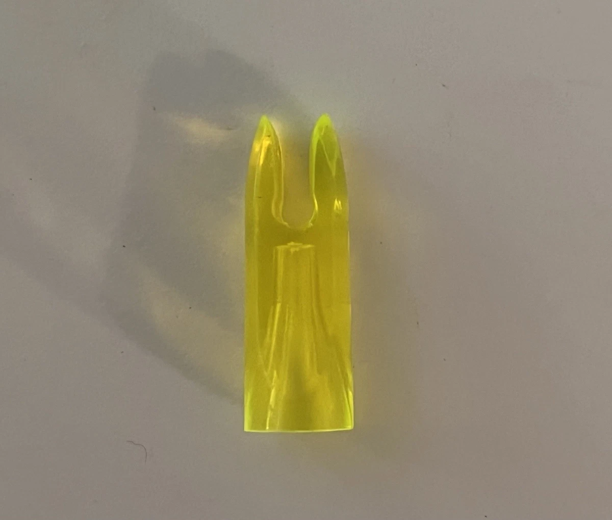 1 DZ VINTAGE TRANS FLO YELLOW 9/32” AAE PLASTINOCK GLUE ON SNAP ARROW NOCKS
