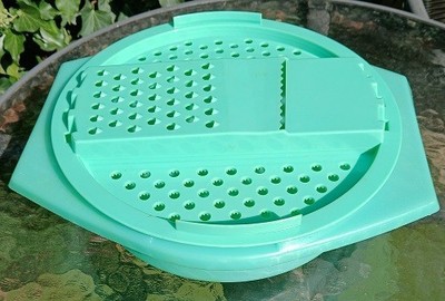 Tupperware Reibe (jaditgrün) mit Deckel, Schüssel & 2 Siebdeckeln, Vintage