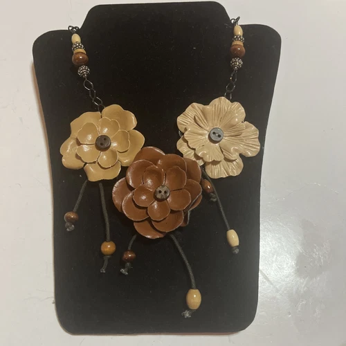 VETEMENTS Collana dichiarazione collare 3 fiori marroni e beige ecopelle 20"