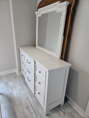Willowbrook White Queen Size Bedroom Set
