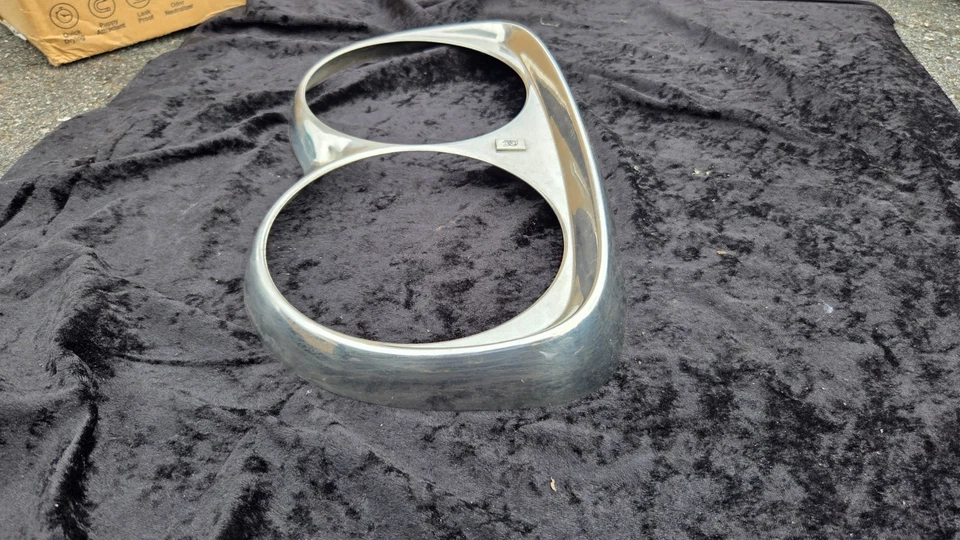 Bisel e insignia de faros Rolls-Royce Silver Shadow Corniche 1965-80 Foto 4 de 4