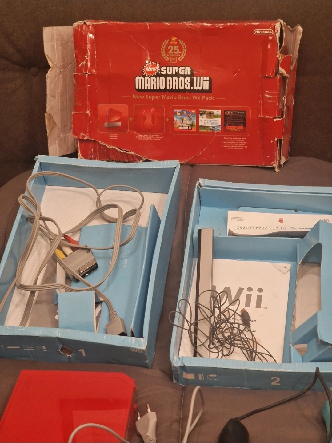 Nintendo Wii rossa console con accessori, scatola, Wii Remote e Nunchuk