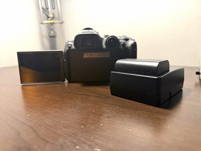 Canon EOS R7 32.5MP Mirrorless Camera Body Black w Battery Charger SD