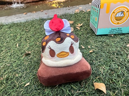 Disney Parks Munchlings Baked Treats Remix Plush - Daisy Duck - Brownie Sundae - Picture 7 of 14
