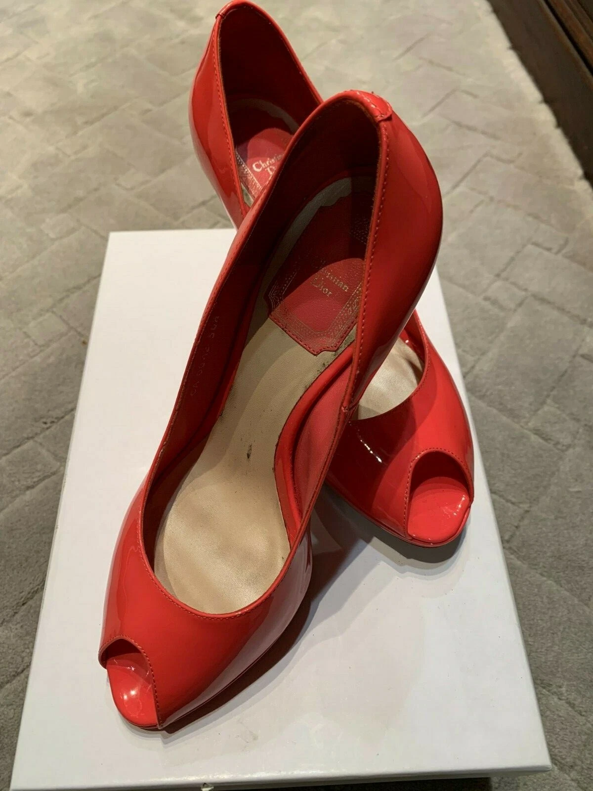 chaussures femmes couleur corail, Christian Dior fabriquées en Italie taille 6,5 cuir poli.