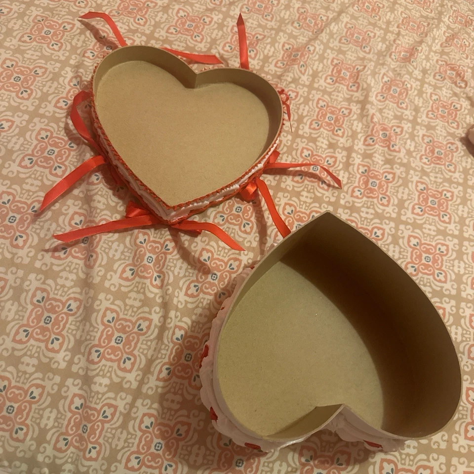 Pastel vintage rojo y blanco hecho a mano en forma de corazón, 7” “Leo Baby” Foto 4 de 4