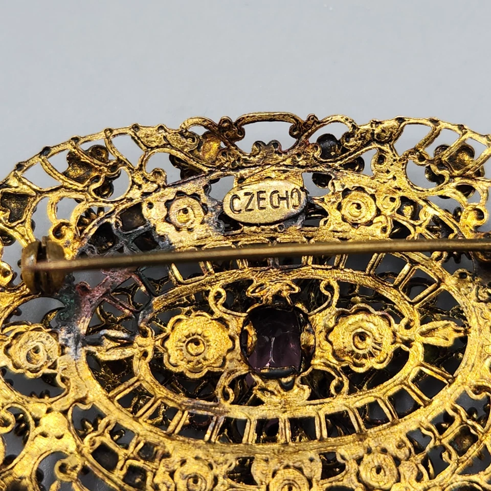 Broche de filigrana floral de latón dorado vidrio púrpura amatista checo Art Nouveau Foto 3 de 4