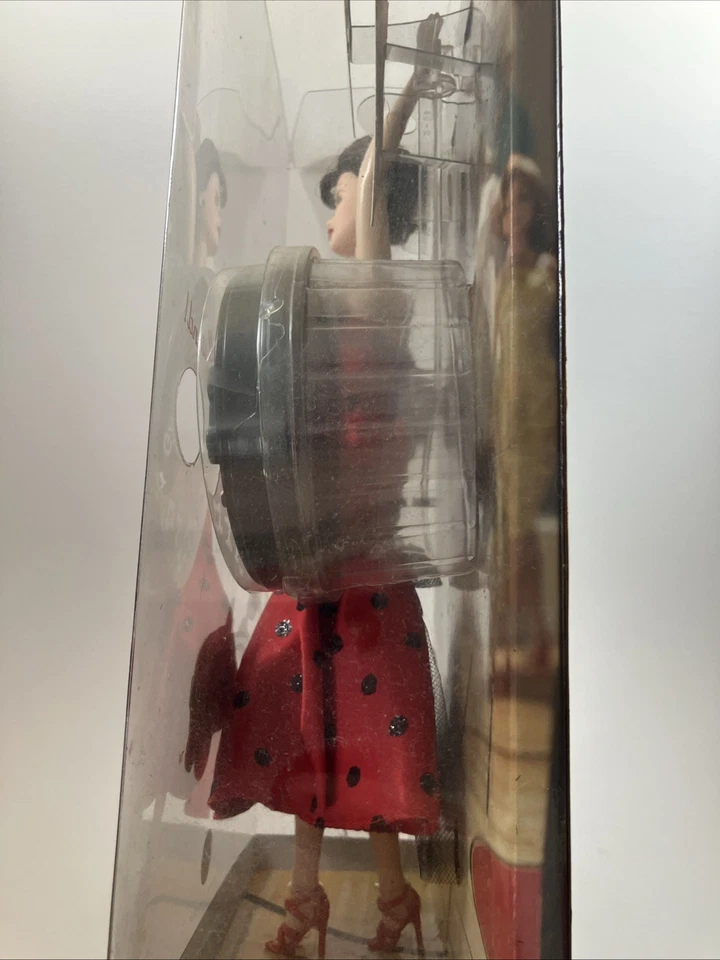 NOVA Boneca Barbie Grease Rizzo 30 Anos Etiqueta Rosa 2008 - Imagem 4 de 4