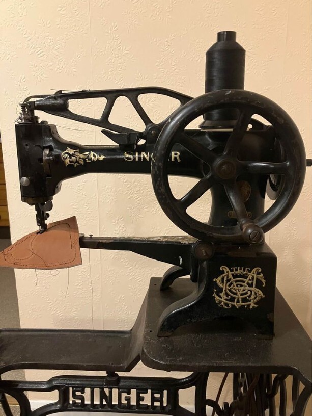 Singer Patcher 29K black & gold leather sewing machine with Stand eBay