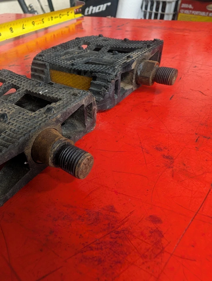 Pedales Chevron de bloque pequeño Haro Mid School de 1/2" de plástico negro*ENVÍO GRATUITO* Foto 4 de 4