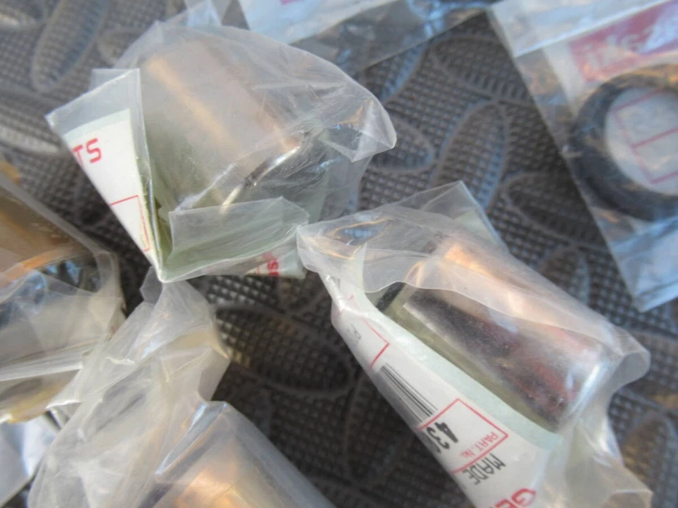 Juego de sellos de pistón de pinza de freno genuino Kawasaki GPZ900R GPZ750R 43020-1069 NUEVO DE STOCK Foto 3 de 4