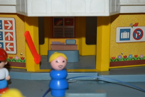 Vintage FISHER PRICE # 933 Jetport Little people Airport Plane People set - Picture 6 of 14