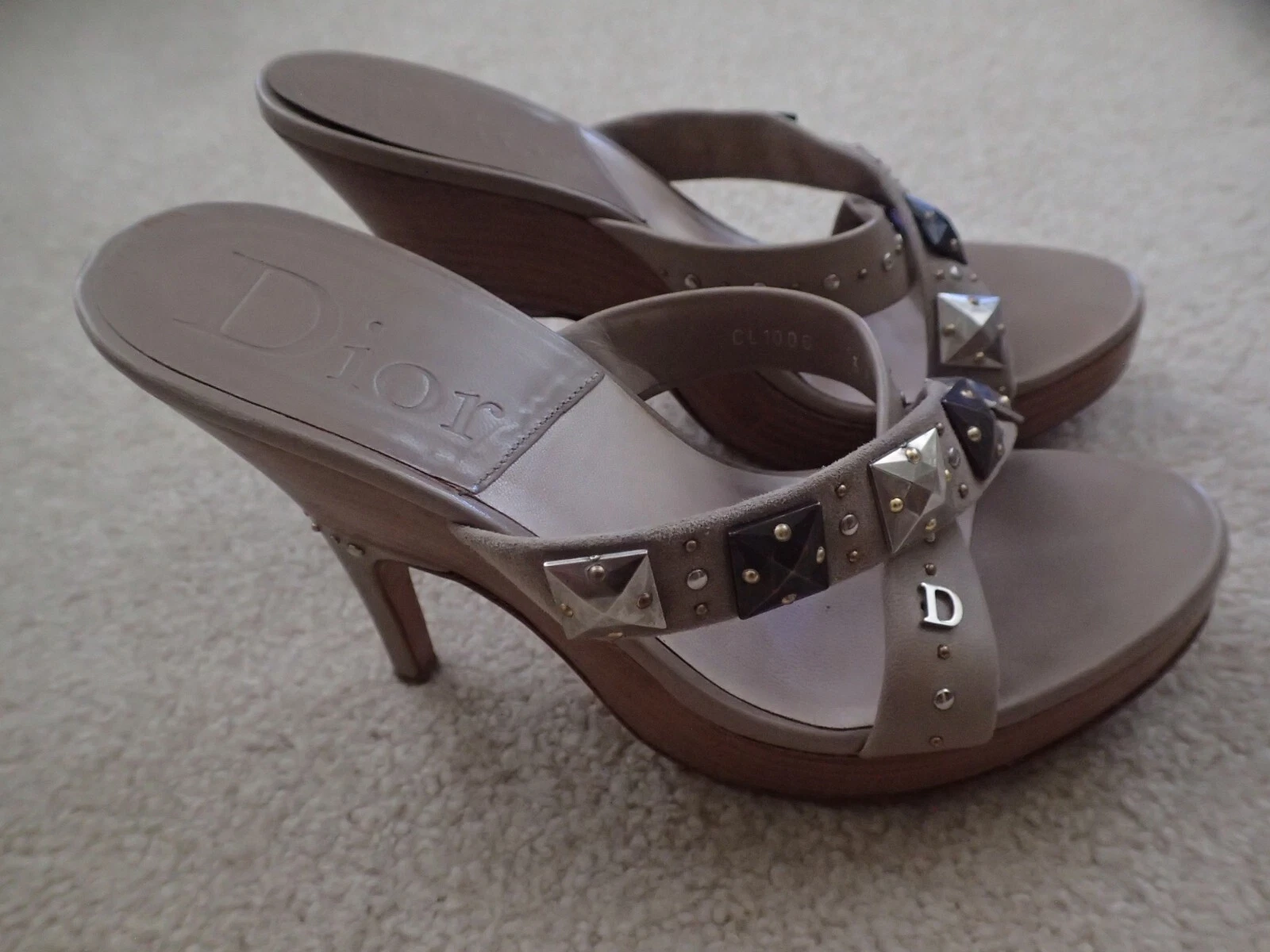 Designer Christian Dior cuir marron clair accents cloutés diapositives taille 7