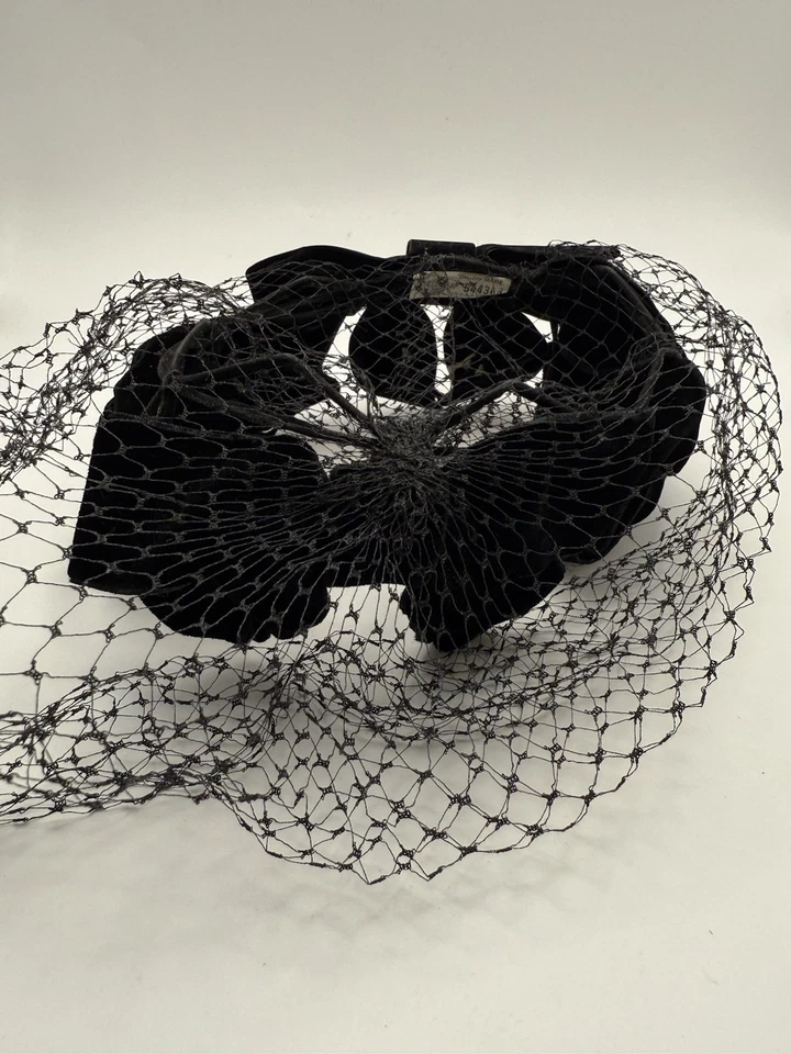 Lot of 3 Vintage 1950s Fascinator Hats Veil, Feather & Floral Headpieces - Image 2 of 4