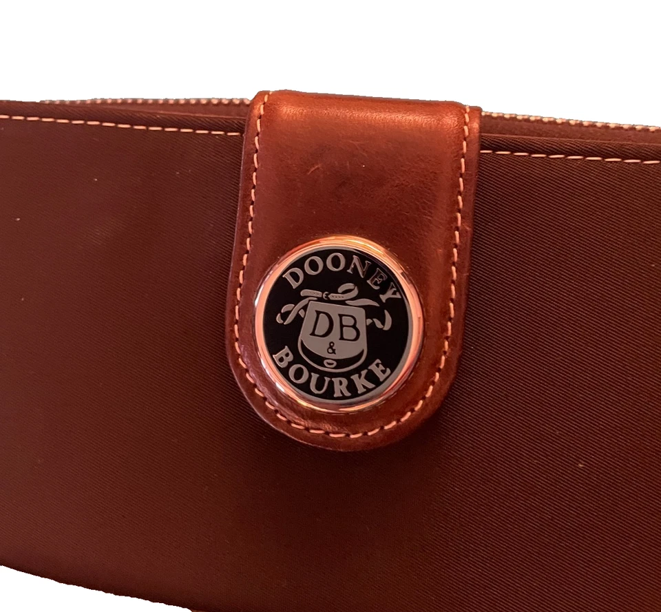 Cartera Dooney and Bourke marrón cuero y tela plateada herrajes cremallera alrededor Foto 4 de 4