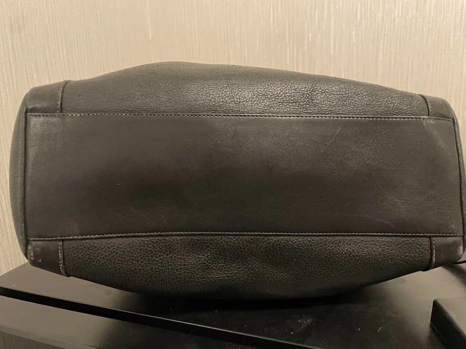 Authentic Gucci Drawstring Shoulder Bag Women's Black Color Leather Bag Italy - Image 4 of 4