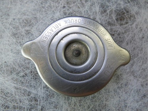 Coolant expansion tank cap