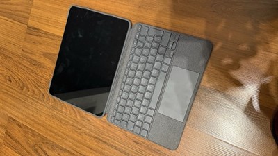 Apple iPad Pro 3. Gen 256GB Wi-Fi+ Cellular, 11 Zoll - Space Grau + Logitech Com