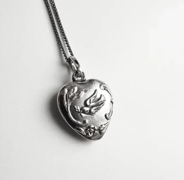 SAINT LAURENT (YSL) Collana Saint Laurent a forma di cuore con colomba (YSL)