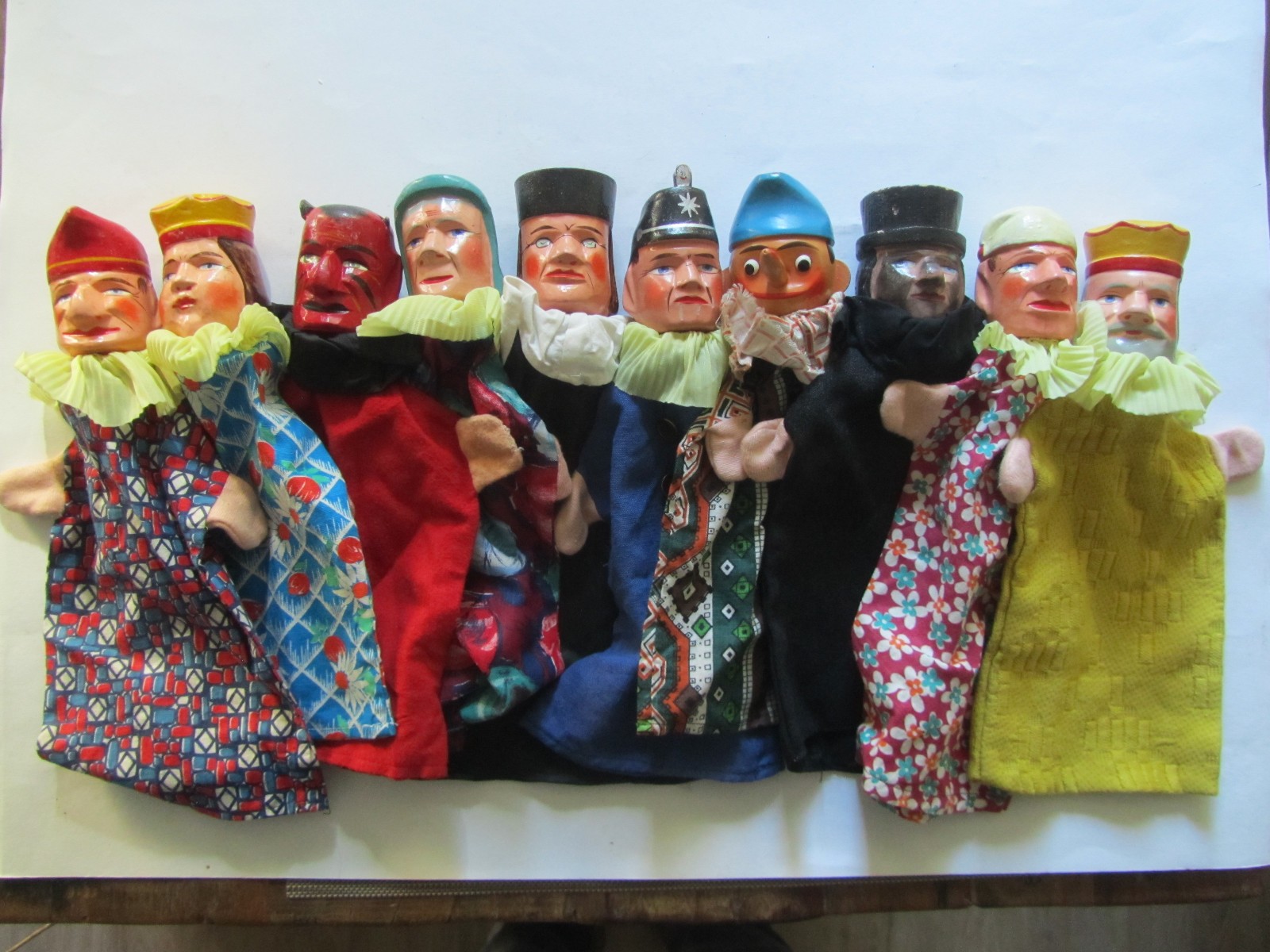 10 Alte Handpuppen für Kasperletheater mit Köpfen aus Holz - viele Fotos
