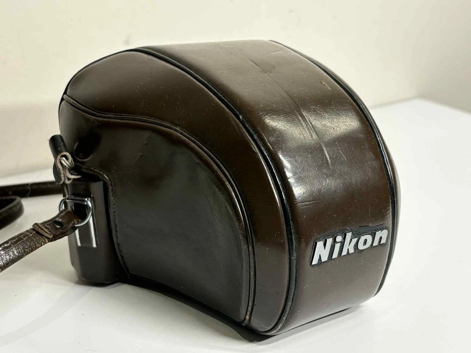 Nikon F 35 mm SLR con lente Nikkor-Q Auto 135 mm f/3,5 y estuche original - Japón Foto 2 de 4