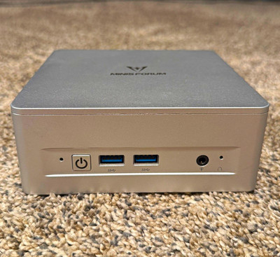 MINISFORUM UM870 Slim Mini PC AMD Ryzen 7 8745H 780M Graphics (2GB) (32 GB RAM)