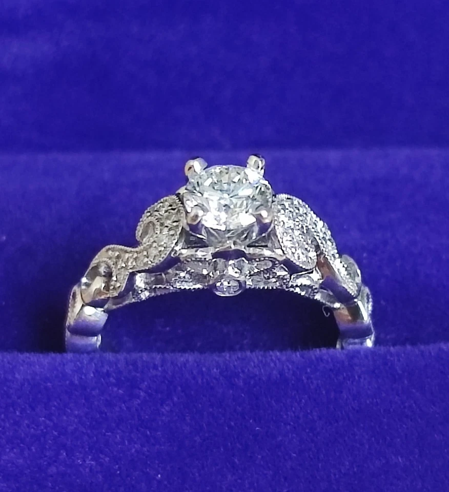 Hermoso anillo de compromiso de diamantes de oro blanco de 14k  Foto 4 de 4