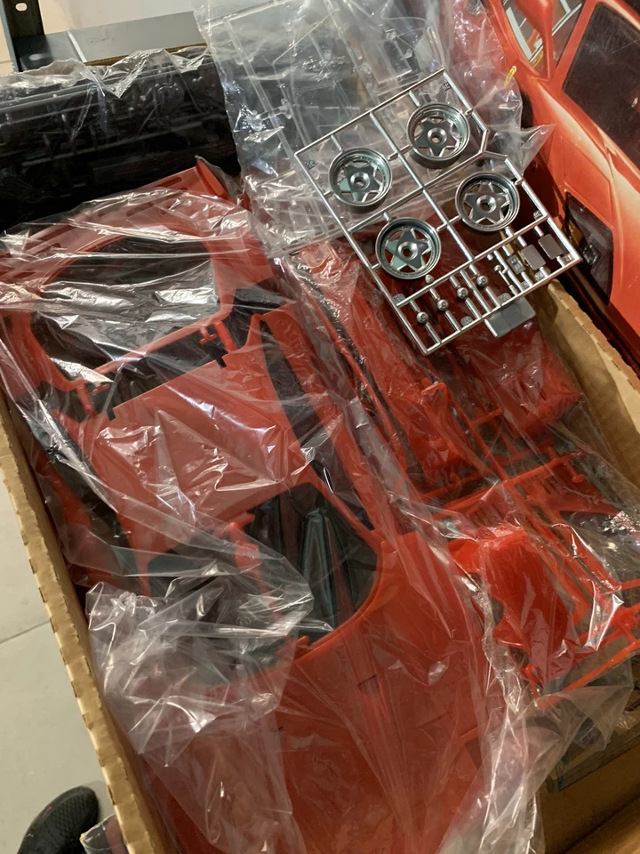 FERRARI F40 40TH ANNIVERSARIO SPECIAL 1/12 MONOGRAM kit da montare | NUOVO - Immagine 3 di 4