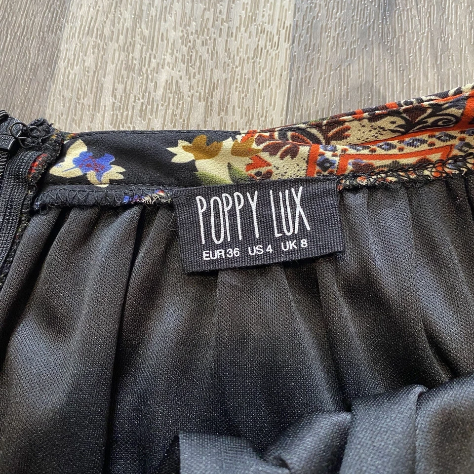 Falda Poppy Lux Talla 4 Roja Negra Floral Patinadora Geométrica Foto 3 de 4