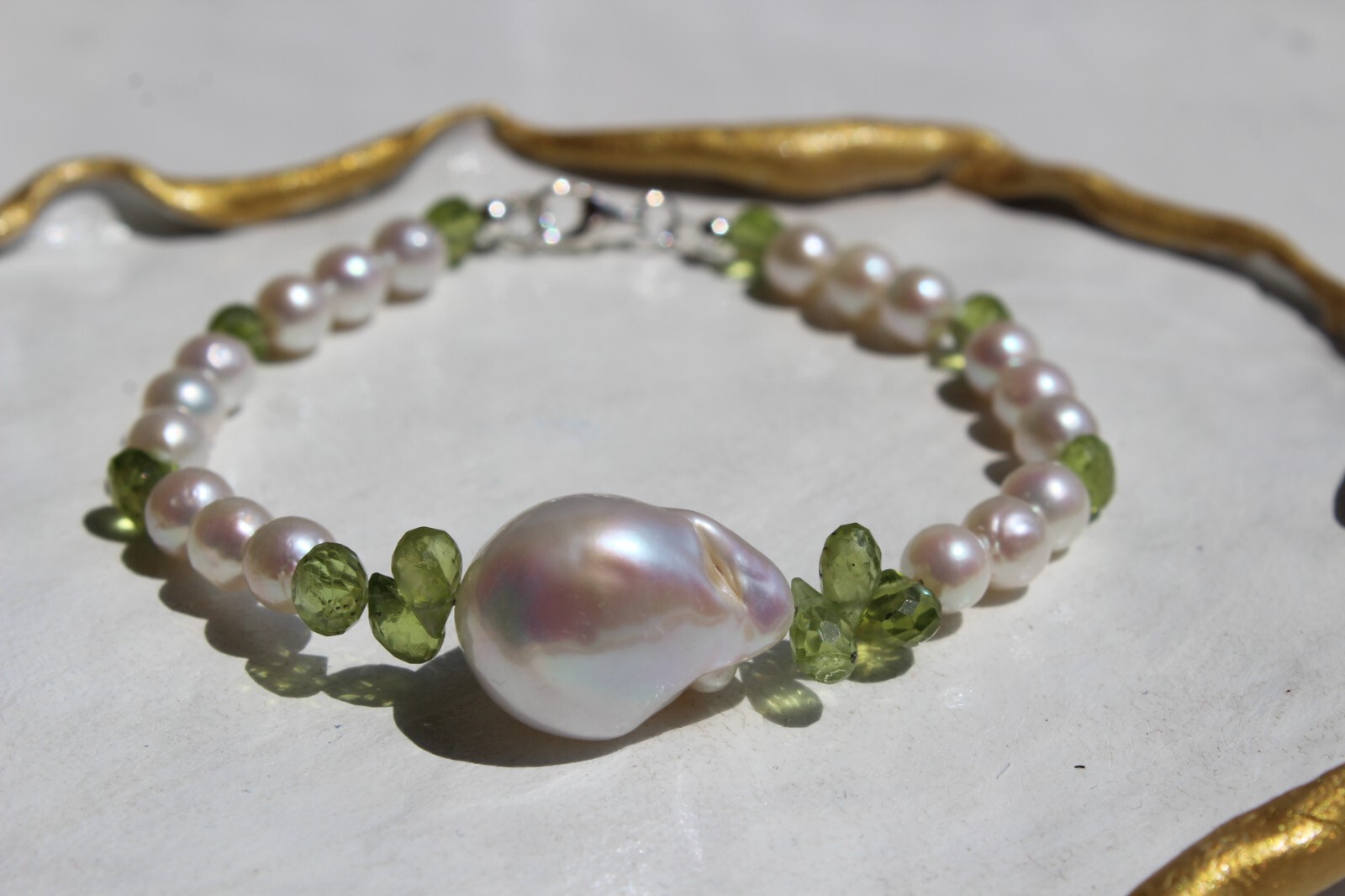 Bracelet délicat perles de culture baroque péridot anti-ternissement 705
